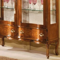 Wohnen Vitrinen|Schränke<Barock Vitrine 2-türig Agosto mit Nussbaum Furnier