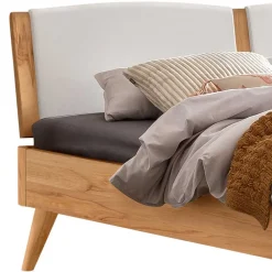 Wohnen Betten<Bett aus Wildbuche massiv mit Kunstleder - Syanta