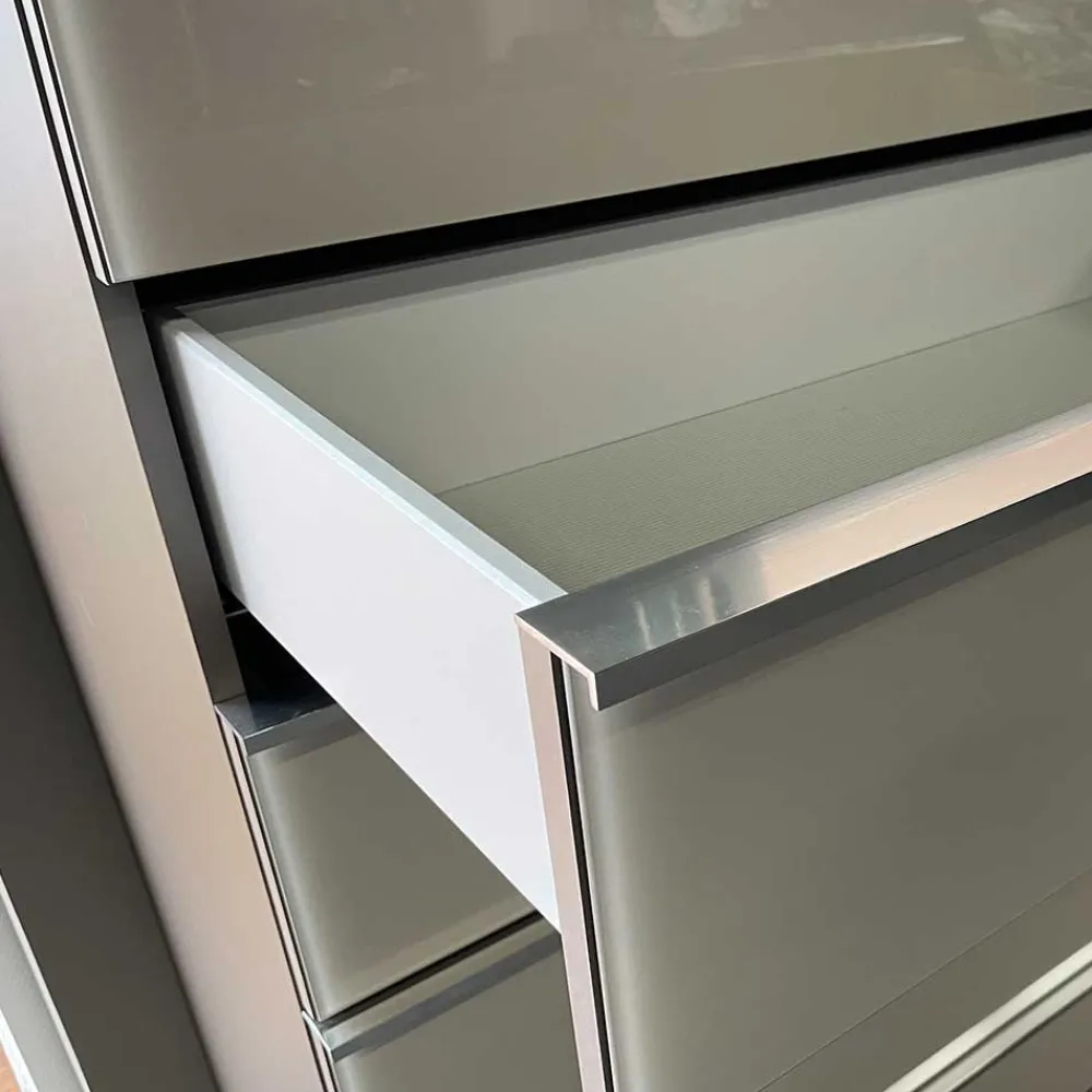 Wohnen Sideboards<Breite Kommode in Hellgrau mit Glasfront - Nucina