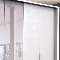 Wohnen Kleiderschränke<Breiter Kleiderschrank mit drei Falttüren - Dolienca