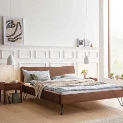 Wohnen Betten<Doppelbett aus Nussbaum mit Stahlfüßen - Gedessa