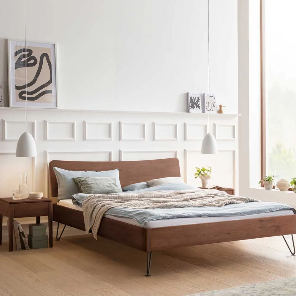 Wohnen Betten<Doppelbett aus Nussbaum mit Stahlfüßen - Gedessa