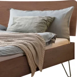 Wohnen Betten<Doppelbett aus Nussbaum mit Stahlfüßen - Gedessa