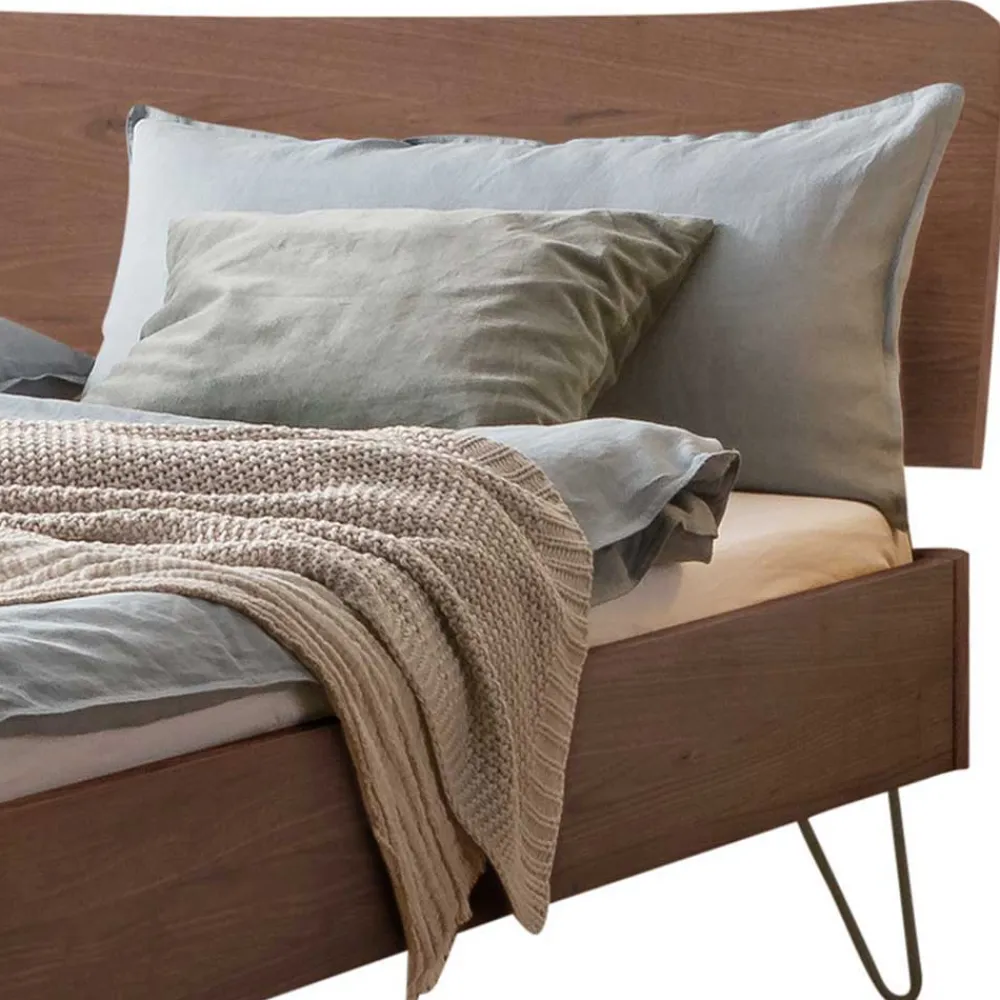 Wohnen Betten<Doppelbett aus Nussbaum mit Stahlfüßen - Gedessa