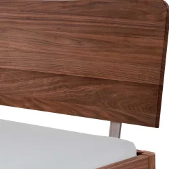 Wohnen Betten<Doppelbett aus Nussbaum mit Stahlfüßen - Gedessa