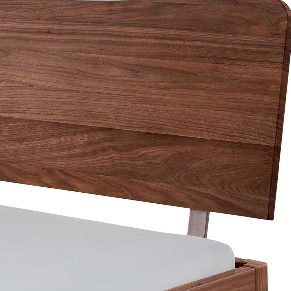 Wohnen Betten<Doppelbett aus Nussbaum mit Stahlfüßen - Gedessa