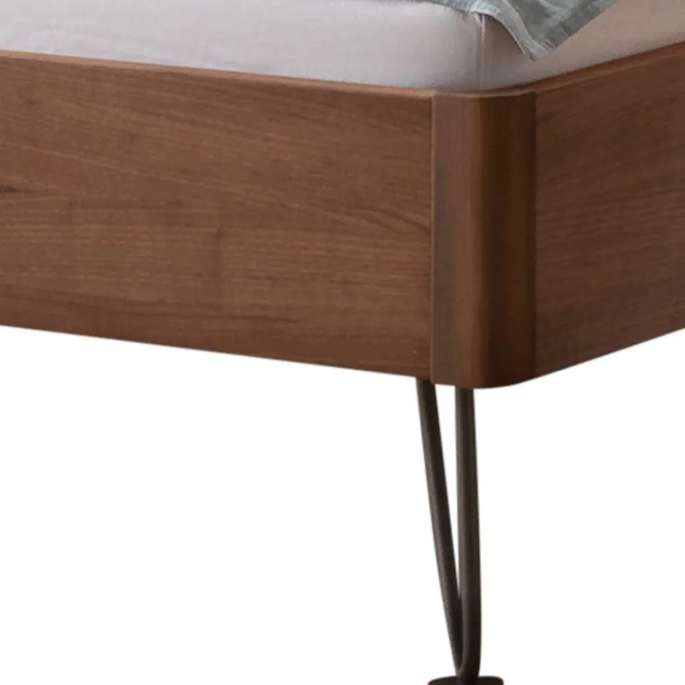 Wohnen Betten<Doppelbett aus Nussbaum mit Stahlfüßen - Gedessa