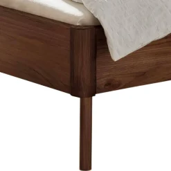 Wohnen Betten<Dunkles Holzbett aus Nussbaum Massivholz - Vetonia