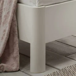 Wohnen Betten<Einzelbett und Nachttisch Set Ronis in Weiß mit Braun (zweiteilig)