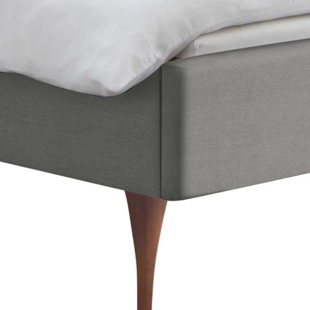 Wohnen Betten<Elegantes Polsterbett in Grau und Kernbuche - Silka