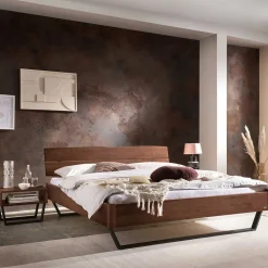 Wohnen Betten<Industrial Bett aus Nussbaum massiv - Bluesa