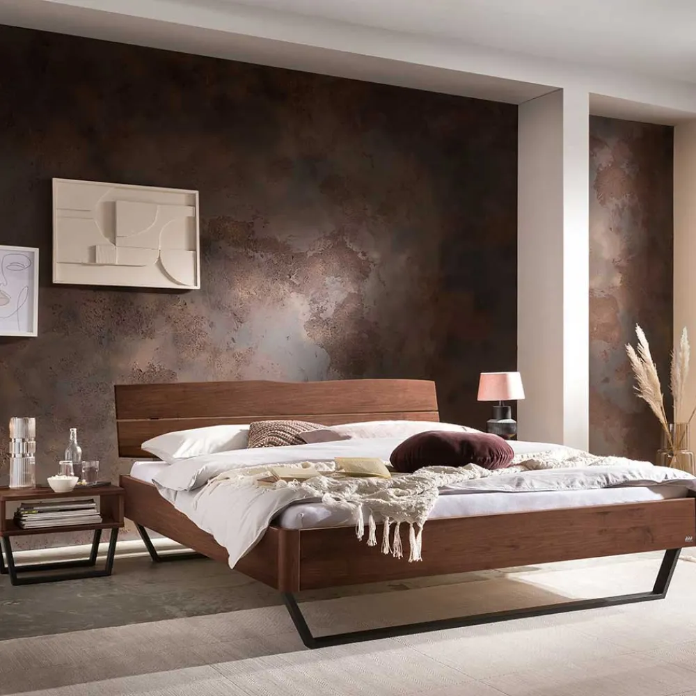 Wohnen Betten<Industrial Bett aus Nussbaum massiv - Bluesa