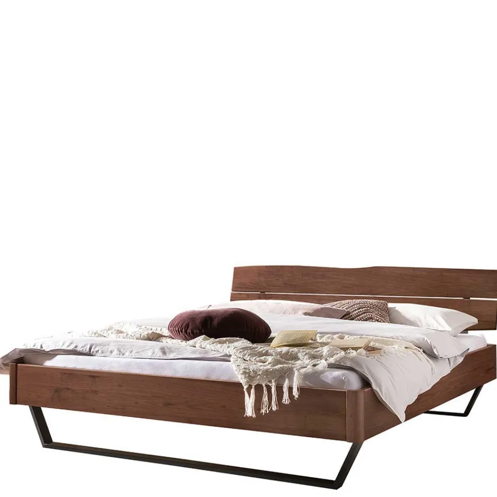 Wohnen Betten<Industrial Bett aus Nussbaum massiv - Bluesa