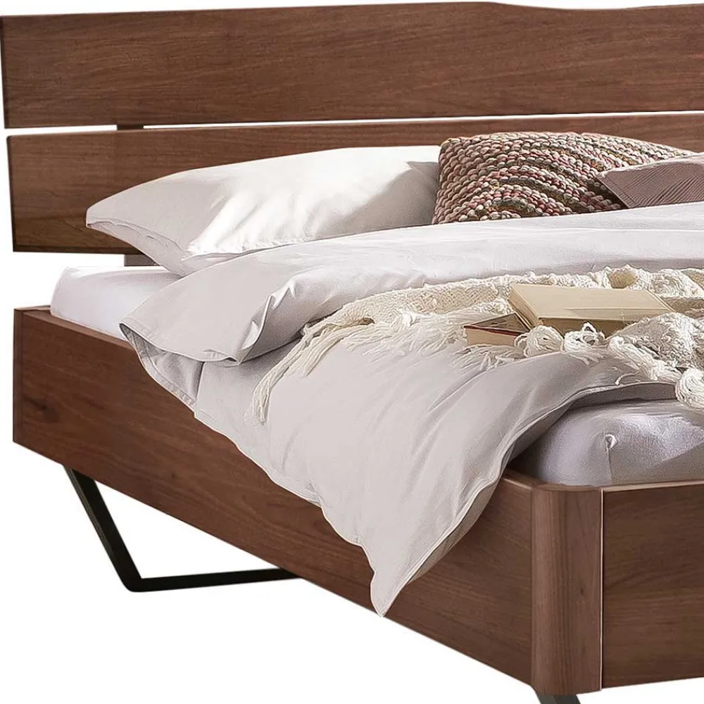 Wohnen Betten<Industrial Bett aus Nussbaum massiv - Bluesa