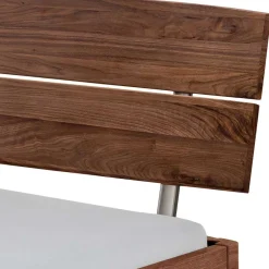 Wohnen Betten<Industrial Bett aus Nussbaum massiv - Bluesa
