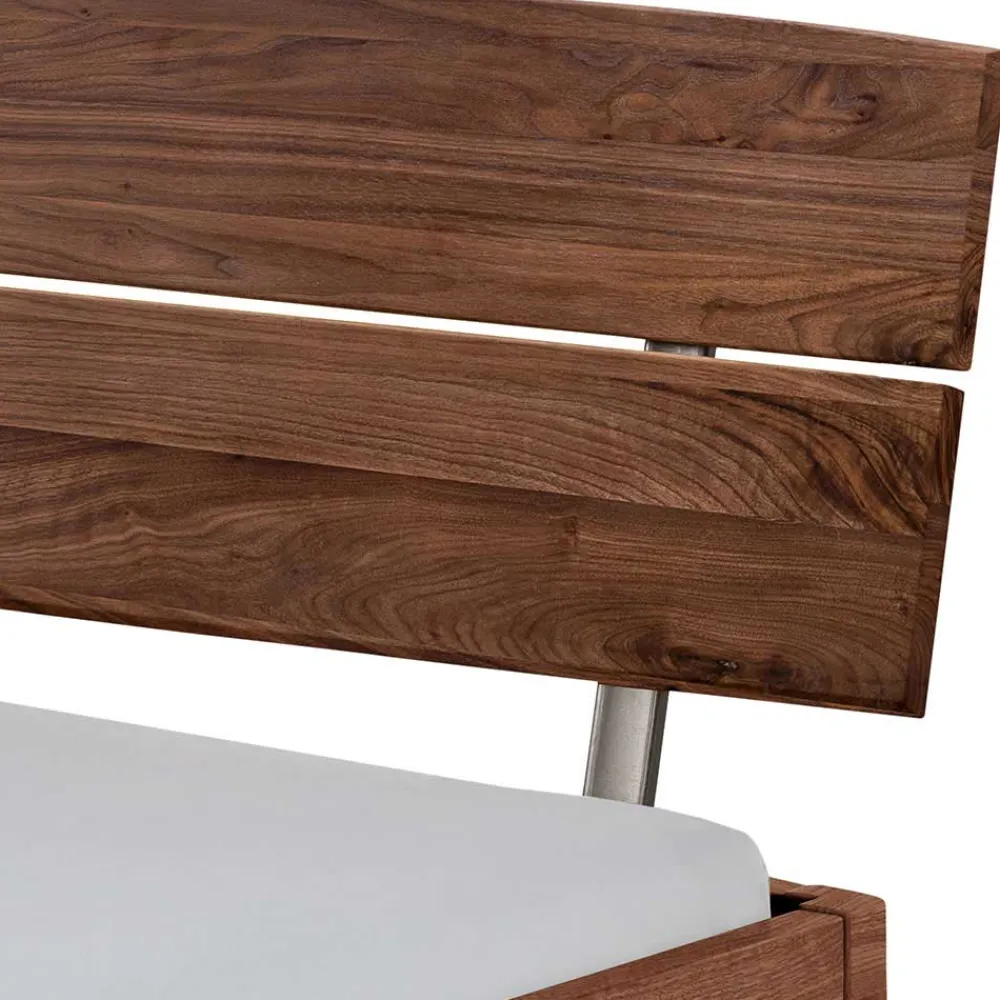 Wohnen Betten<Industrial Bett aus Nussbaum massiv - Bluesa