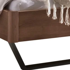 Wohnen Betten<Industrial Bett aus Nussbaum massiv - Bluesa