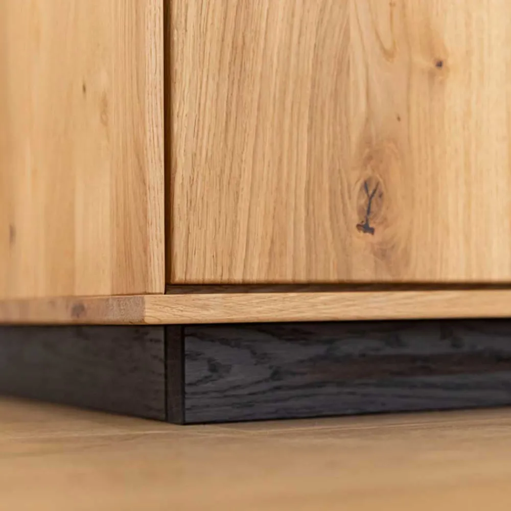 Wohnen Highboards|Vitrinen<Massivholz Vitrine in Eiche mit Schwarz - Eribella
