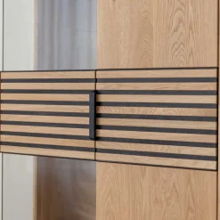 Wohnen Highboards|Vitrinen<Massivholz Vitrine in Eiche mit Schwarz - Eribella