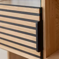 Wohnen Highboards|Vitrinen<Massivholz Vitrine in Eiche mit Schwarz - Eribella