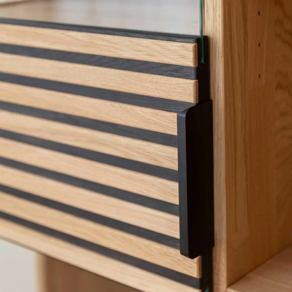 Wohnen Highboards|Vitrinen<Massivholz Vitrine in Eiche mit Schwarz - Eribella