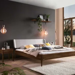 Wohnen Betten<Nussbaum Bett mit extravagantem Kopfteil - Astosa